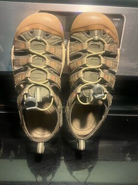 Keen Olive and Brown Mens Closed-Toe Hiking Sandals size 7